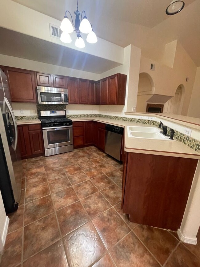 Building Photo - Lovely 4 Bedroom/2 Bath home in Parkhill E...