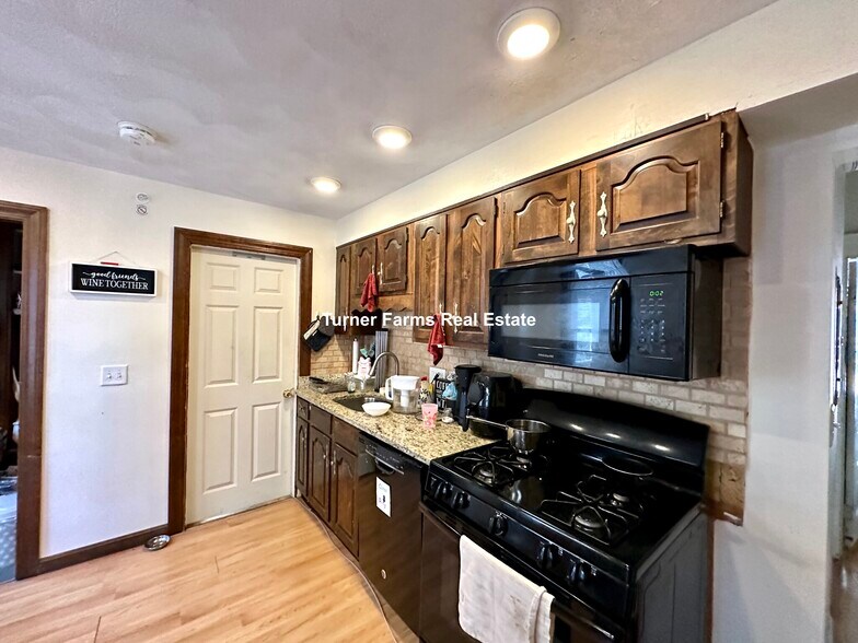 Building Photo - 352 Main St