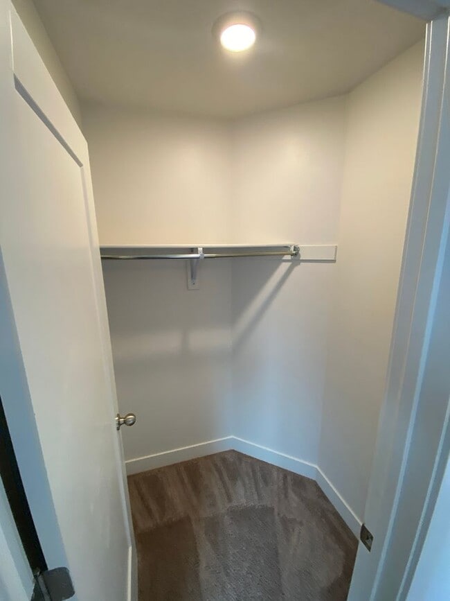 Building Photo - Beautiful House with basement apartment