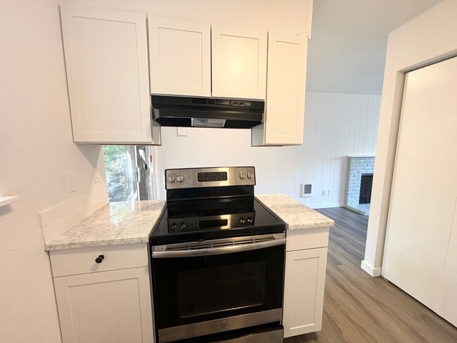 Building Photo - LA1547* - A