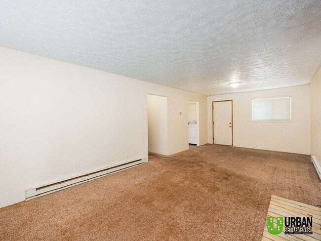 Building Photo - Spacious 2bed/1bath duplex