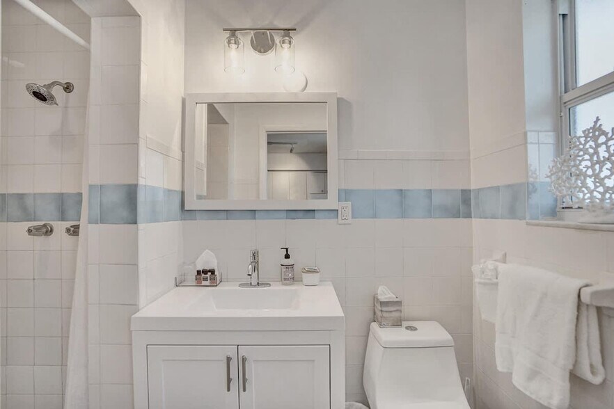 Building Photo - 810 S Surf Rd