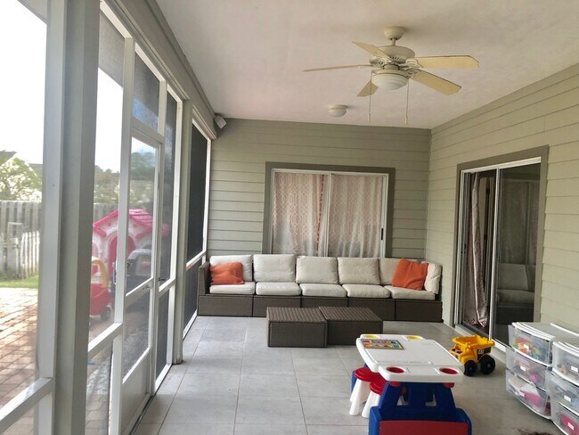 Building Photo - 4BR/2BA in Sorrento with large, fenced-in ...