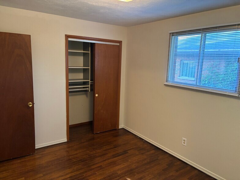 Bedroom closet - 2454 S Old Highway 141