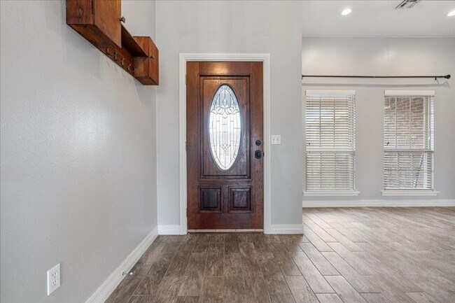 Building Photo - Discover this spacious 4-bedroom, 2-bath home