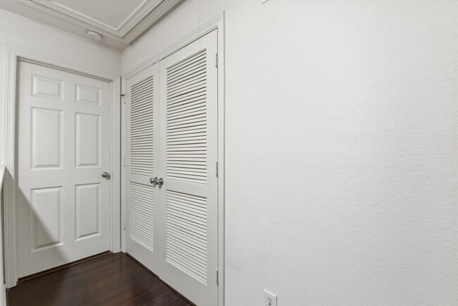 Building Photo - 3209 Clearview Cir