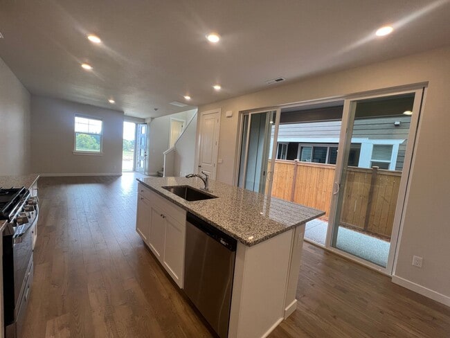 Building Photo - SHOWING 6/7 or SOONER with Advance Appoint...
