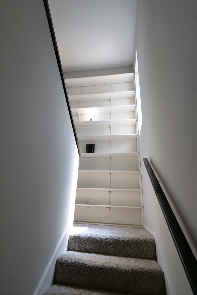 Building Photo - 9526 Val Verde St