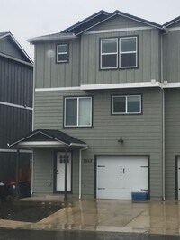 Building Photo - 3 Bedroom, 2.5 Bath Unit in Single Family ...