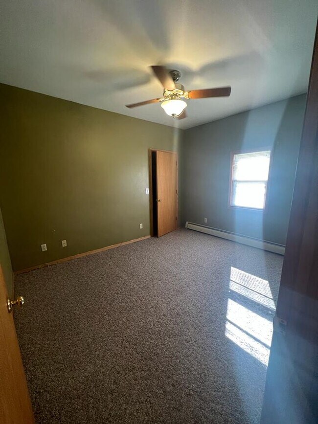 Building Photo - Home Coming Available - Kaukauna Northside