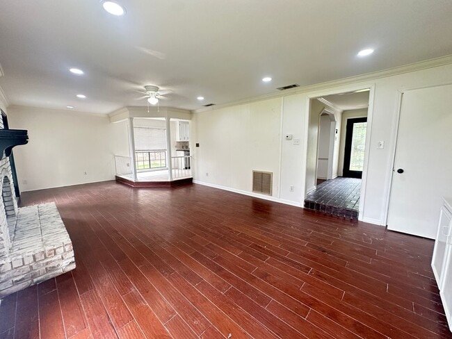 Building Photo - UPDATED IN TOWN SOUTH-LARGE 4/3 BRICK HOME-VERY NICE