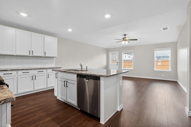 Building Photo - Spacious 5BR Home with Game Room, First-Floor Primary Suite & Appliances Included