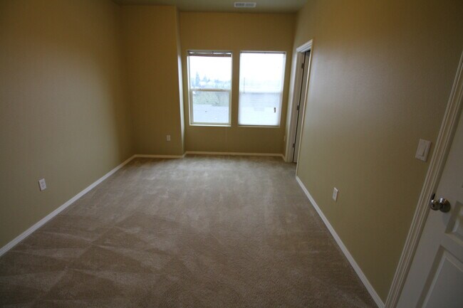 Building Photo - SOUTH SALEM Condo 3 Bedroom 3 Bath - Ask About Our Move in Special