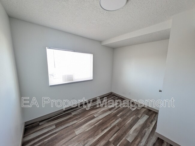 Building Photo - 725 Edith Blvd SE