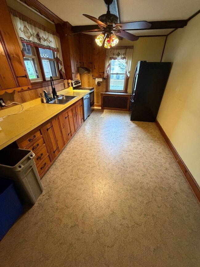 Building Photo - Spacious 4BR in a Quiet, Private Pocket