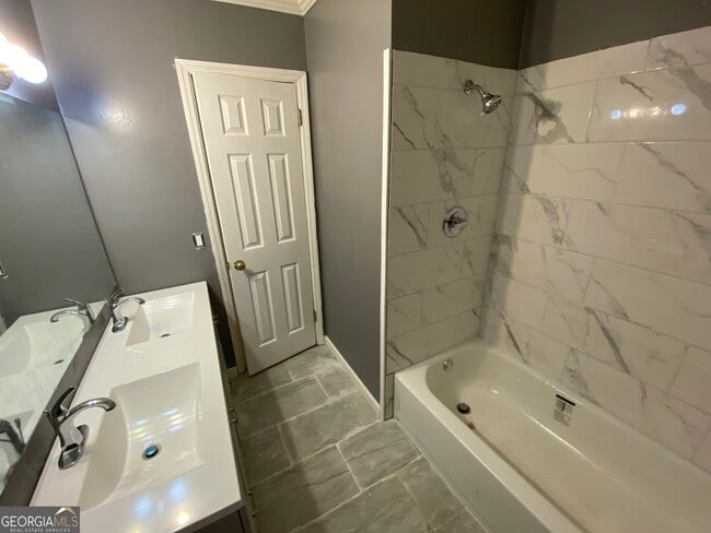 Building Photo - 374 E Monroe Ave