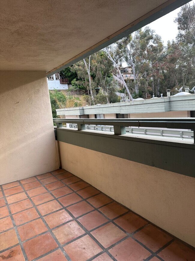 Building Photo - MISSION HILLS-SPACIOUS 2BR /2BA WITH MODER...