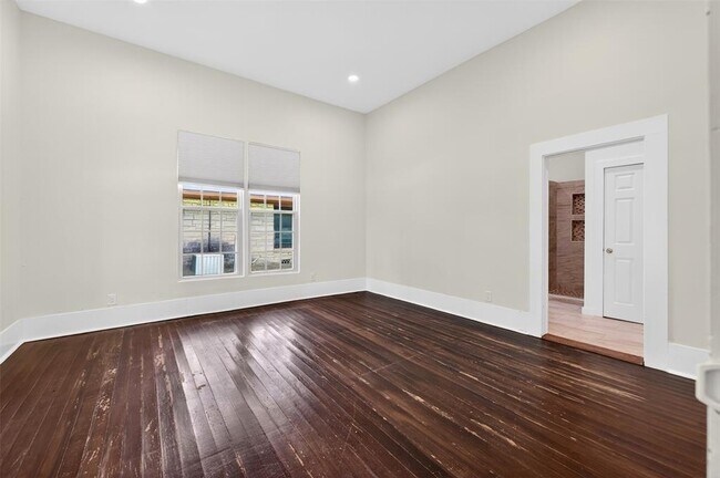Building Photo - 529 W Clark St