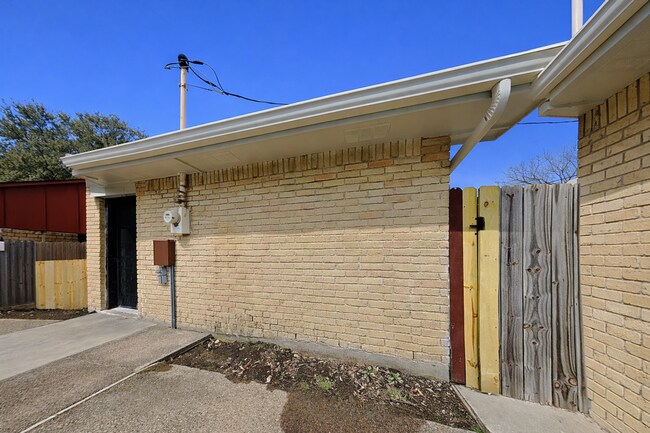 Building Photo - Charming 3-Bed, 2-Bath Home with Pool in Grand Prairie