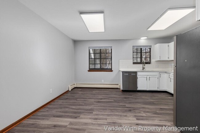 Building Photo - 6556 Bella Vista Dr NE