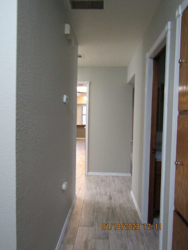Building Photo - Great Home Located on the Eastside/Sungate...
