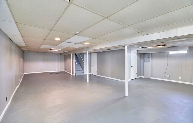 Building Photo - 2365 N Pointe Ln