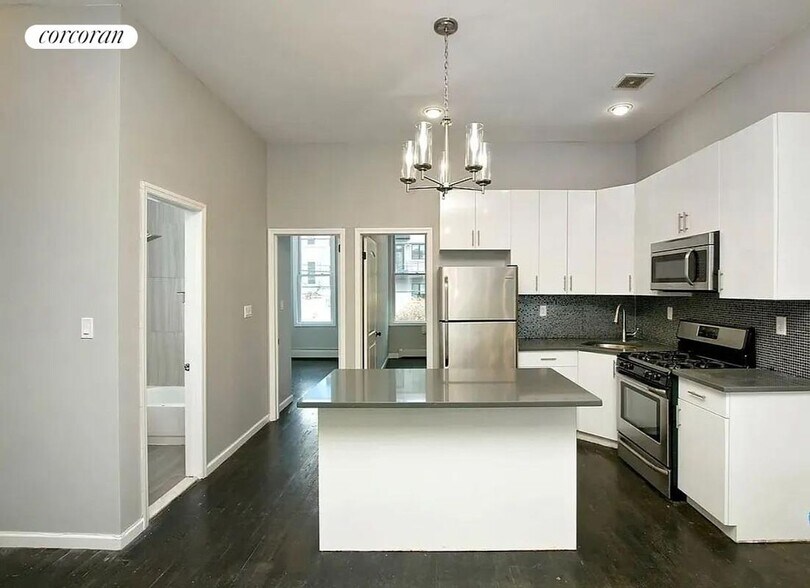 Building Photo - 1296 Putnam Ave