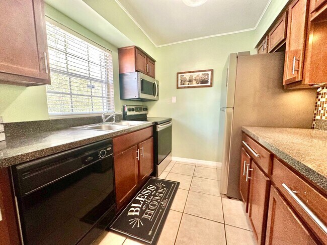 Building Photo - Effortless & comfortable 2Beds/1.5Bath con...