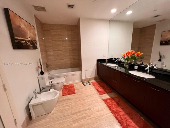 Building Photo - 15811 Collins Ave