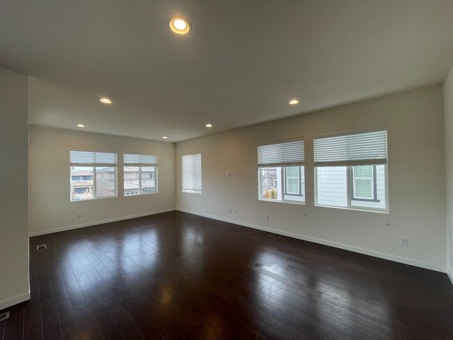 Building Photo - Perfect Location and Perfect Condition!