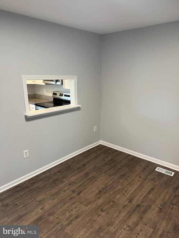 Building Photo - 8625 Point of Woods Dr