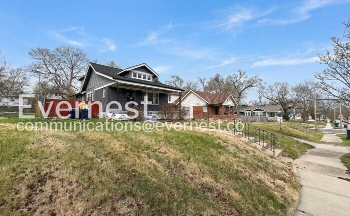 Building Photo - 2242 E 70th St