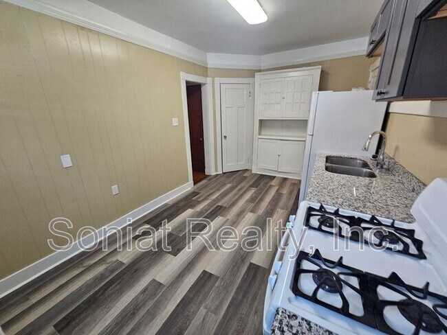 Building Photo - 5324 Prytania St