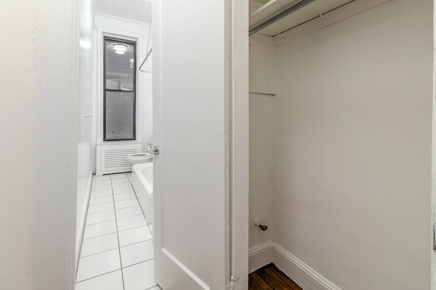 Building Photo - 318 E 53rd St