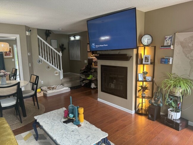 Building Photo - Updated 2 Br / 2 Ba End Unit TH w/ 2-Car G...