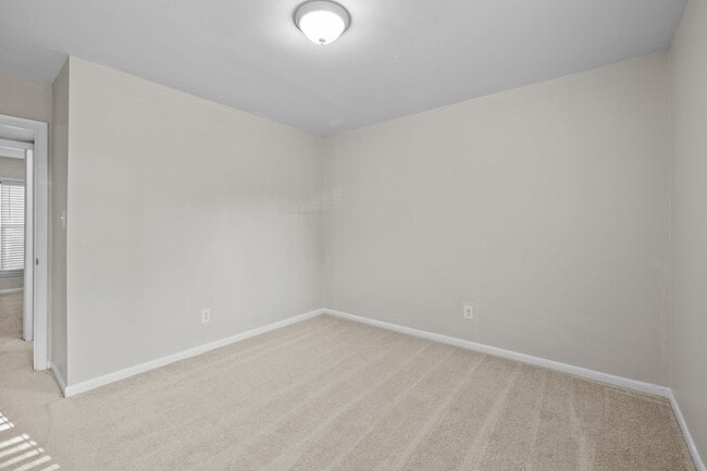 Building Photo - *MOVE IN READY* 3 Bed, 2 Bath Condo, Close to Uptown!!!
