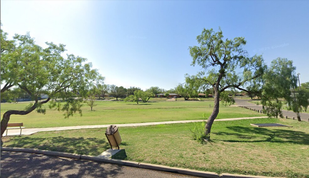 Building Photo - 2018 Woodlawn Dr
