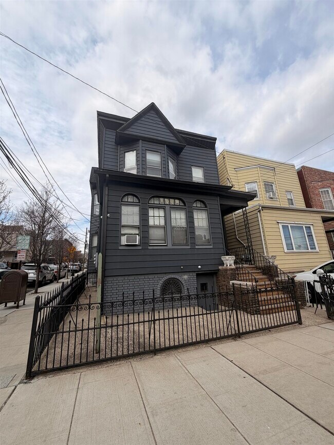 Building Photo - 1901 Palisade Ave