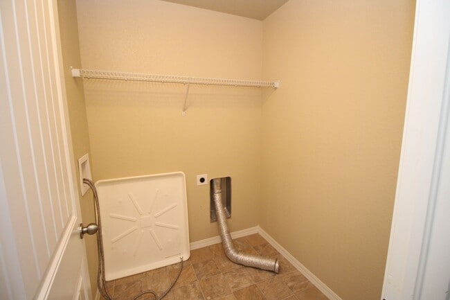 Building Photo - Beautiful 3bdrm 3bath home in Gold Hill Mesa