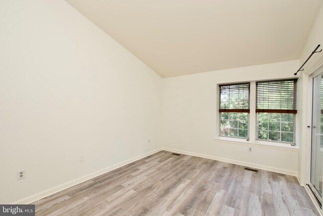 Building Photo - 3377 Lakeside View Dr