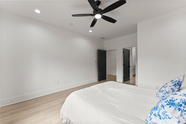 Building Photo - 151 S Pointe Dr