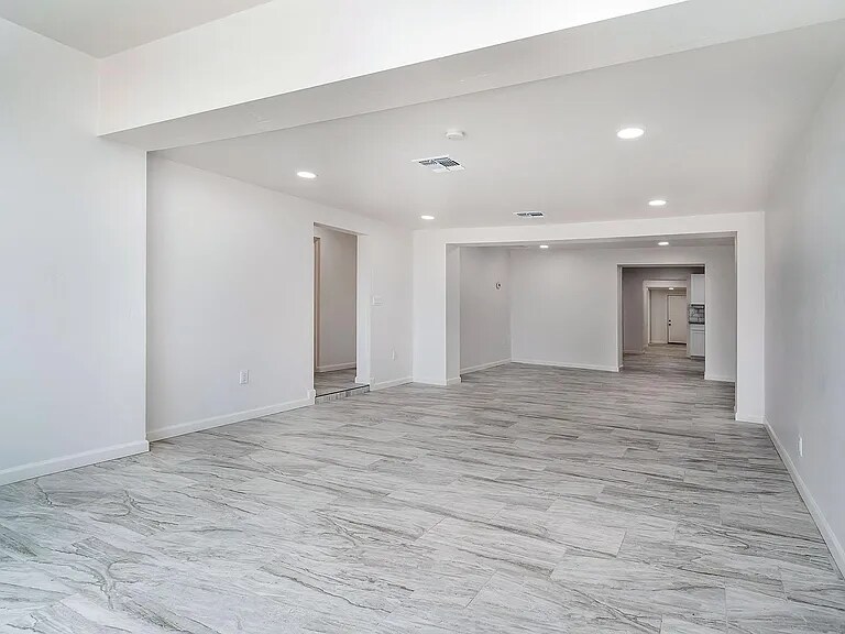 Building Photo - 1017 E West Cir Dr