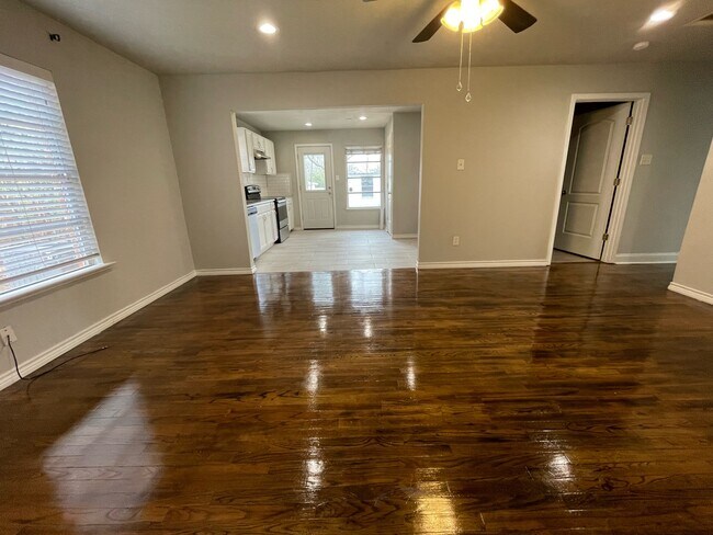 Building Photo - 613 S Andrews Ave