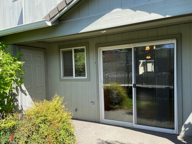 Building Photo - Very Nice 2 bedroom 1.5 Bath Townhome