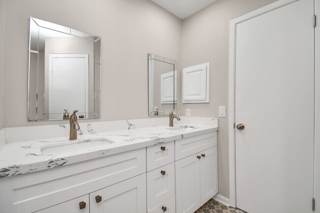Building Photo - 13002 Kingsmill Dr