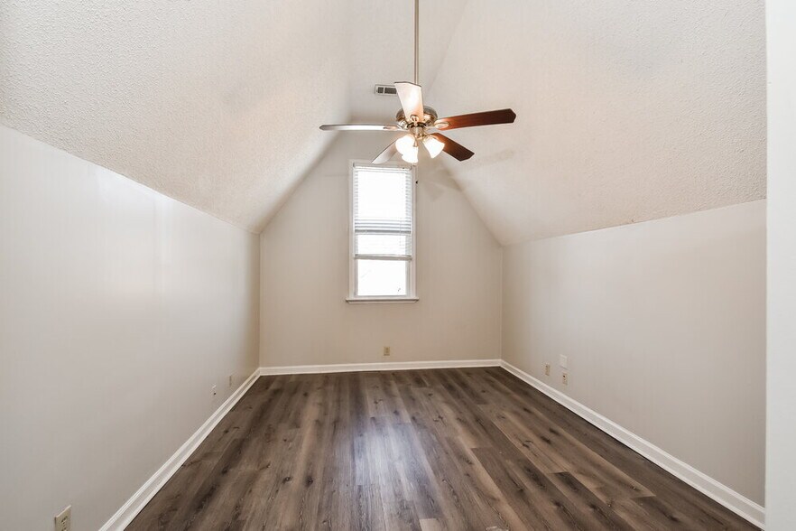 Building Photo - 4560 Wood Fox Cove