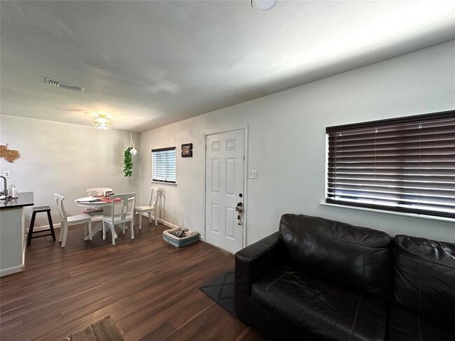 Building Photo - 2402 Parker Cir