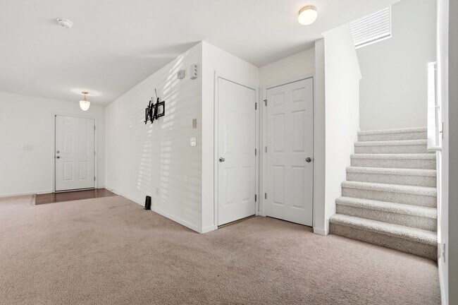 Building Photo - Spacious 4BR Home with New Carpet & Fenced Backyard