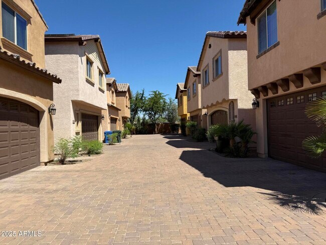 Building Photo - 2062 E Heartwood Ln