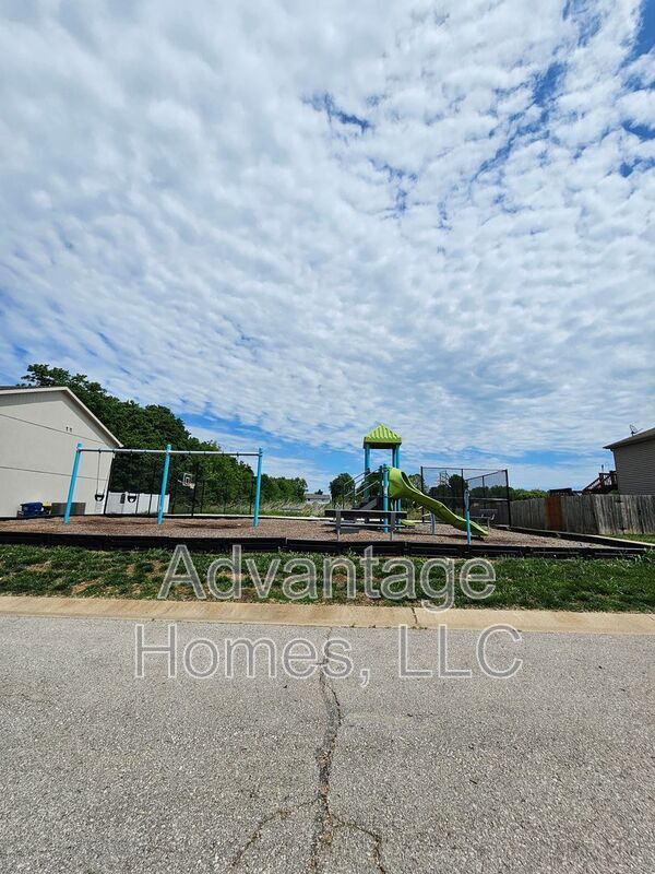 Building Photo - 341 N 5th Terrace